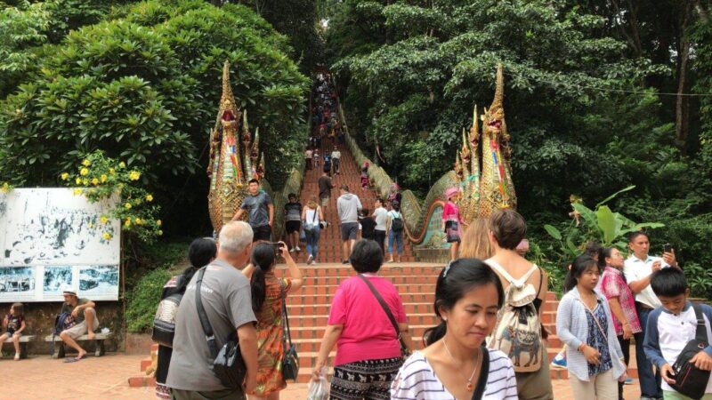 寺院までの長い階段